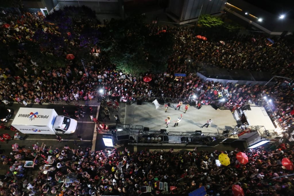 Daniela Mercury encerra Carnaval de SP com homenagem a Rita Lee e Gal