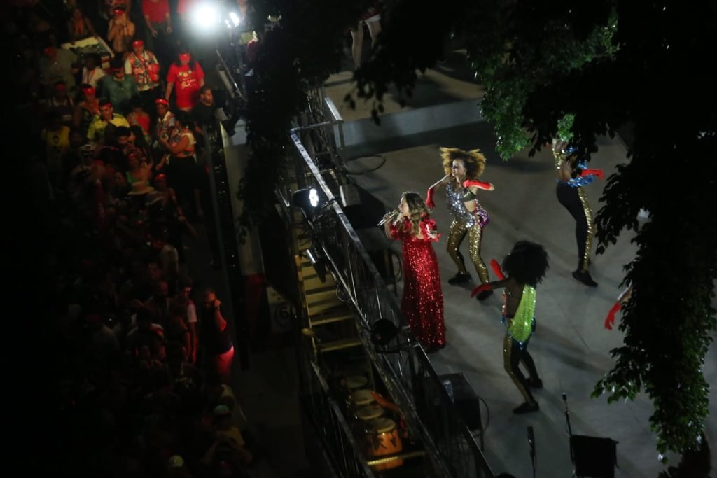 Daniela Mercury encerra Carnaval de SP com homenagem a Rita Lee e Gal