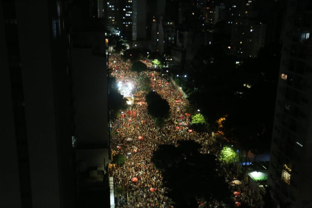 Daniela Mercury encerra Carnaval de SP com homenagem a Rita Lee e Gal
