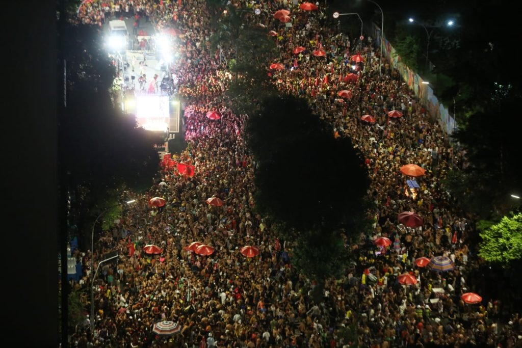 Daniela Mercury encerra Carnaval de SP com homenagem a Rita Lee e Gal