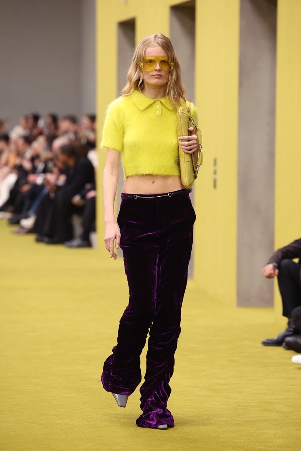 Na passarela da Gucci, modelo usa calça preta e cropped amarelo - Metrópoles