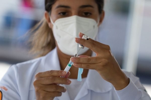 Enfermeira prepara aplicação da vacina bivalente contra Covid - Metrópoles