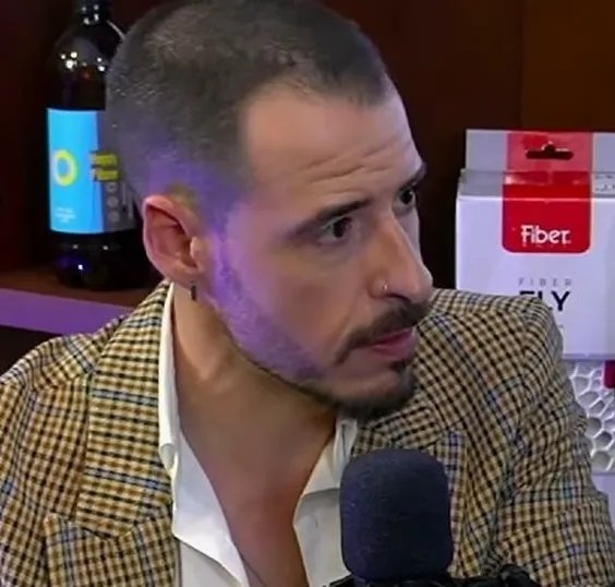 Foto colorida do influenciador Thiago Schutz - Metrópoles