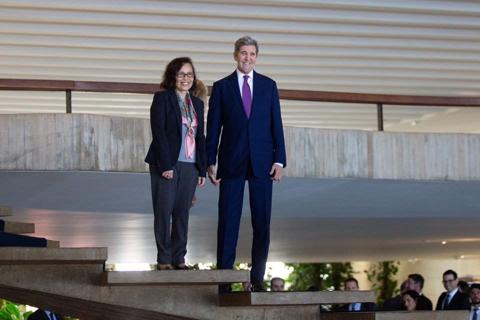 Foto colorida mostra John Kerry ao lado de Maria Laura da Rocha, ministra substituta do MRE - Metrópoles