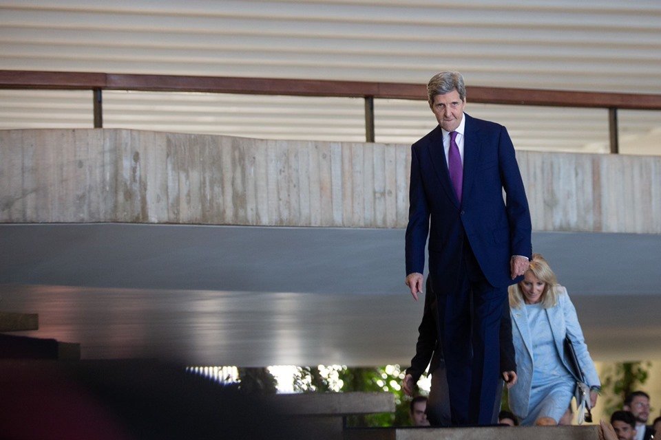 Imagem colorida mostra John Kerry chega ao Itamaraty e subindo escada - Metrópoles