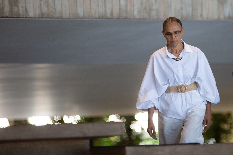 Imagem colorida mostra a ministra do Meio Ambiente Marina Silva que chega ao Itamaraty para encontro com o norte-americano John Kerry - Metrópoles