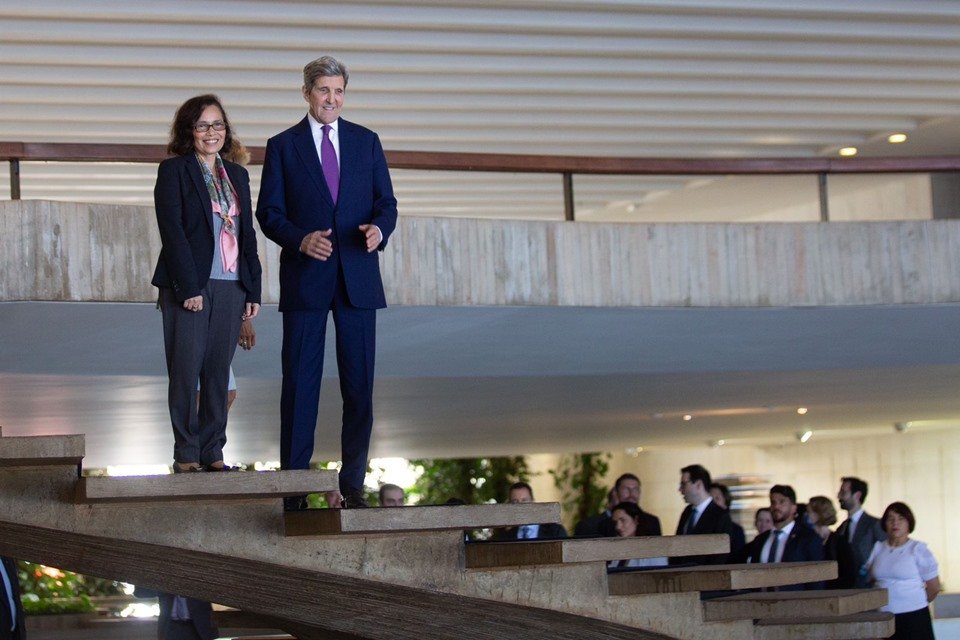 Foto colorida mostra John Kerry ao lado de Maria Laura da Rocha, ministra substituta do MRE - Metrópoles