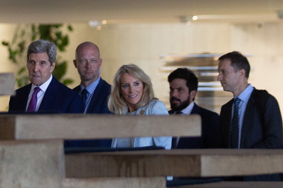Imagem colorida mostra John Kerry e a embaixadora dos EUA no Brasil - Metrópoles