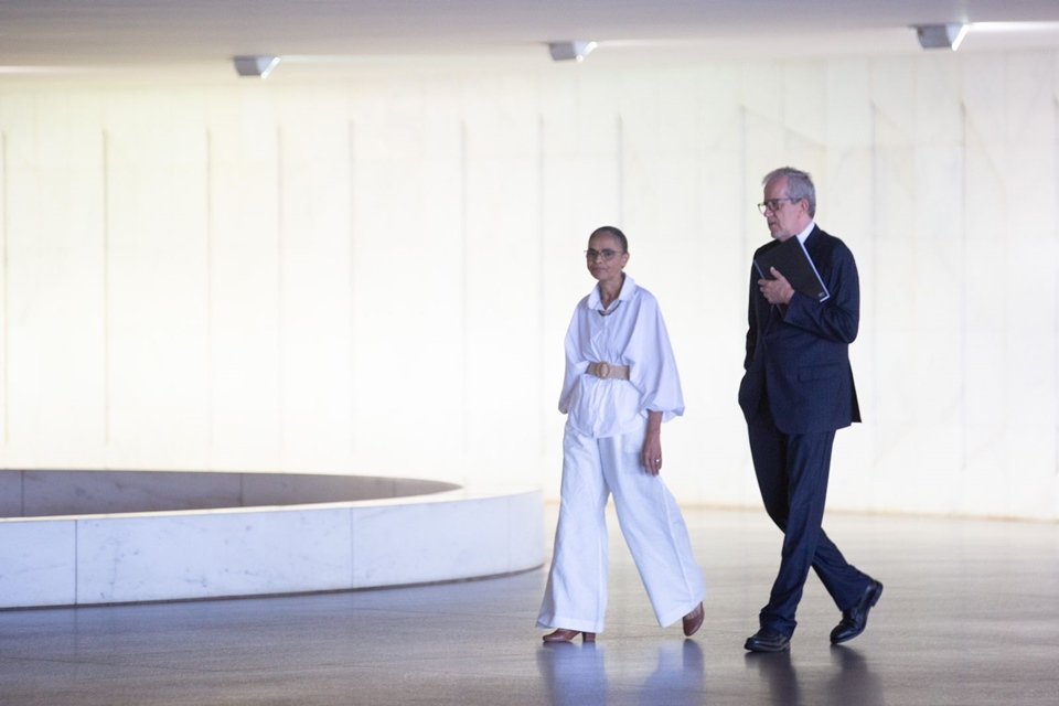 Imagem colorida mostra a ministra do Meio Ambiente Marina Silva que chega ao Itamaraty para encontro com o norte-americano John Kerry - Metrópoles
