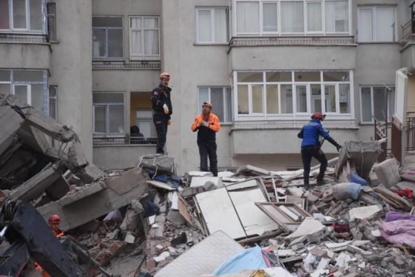 Foto colorida de trabalho de busca e resgato na Turquia após terremoto