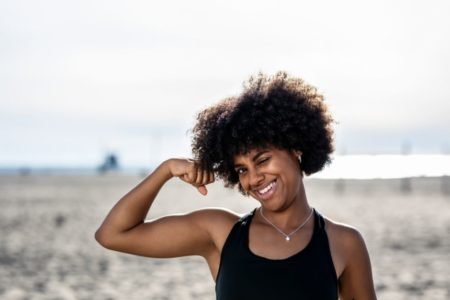 Mulher que faz treino de Ombro