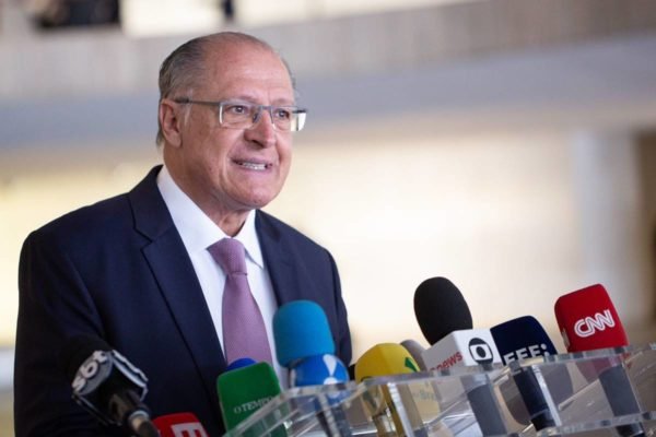 Imagem colorida do vice-presidente Geraldo Alckmin, que fala à imprensa