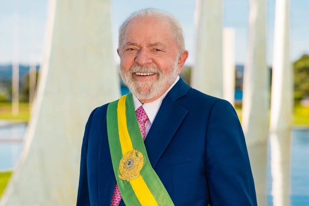 Presidente Lula na foto oficial do seu 3º mandato, em 2023. Ele é um homem branco e idoso, de cabelos e barbas brancas, e usa um terno azul marinho e a faixa presidencial. - Metrópoles