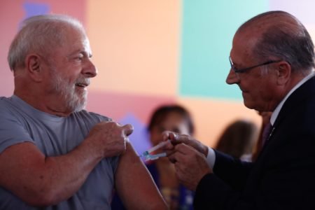 Lula é vacinado por Alckmin