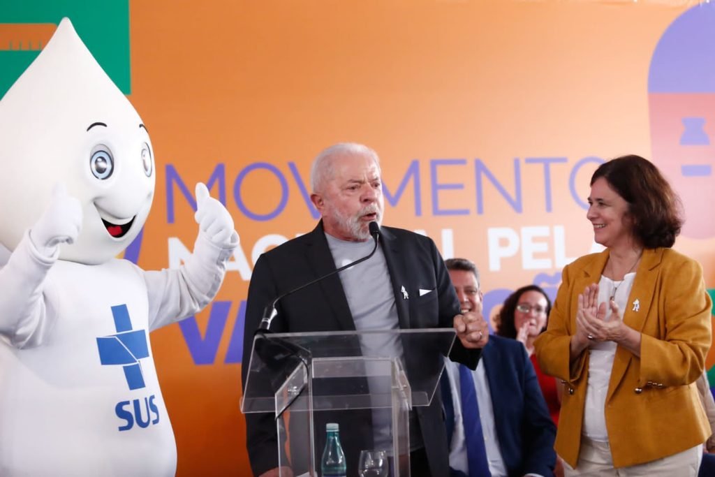 Presidente lula discursa ao lado da ministra Nísia trindade e o personagem Zé Gotinha - Metrópoles