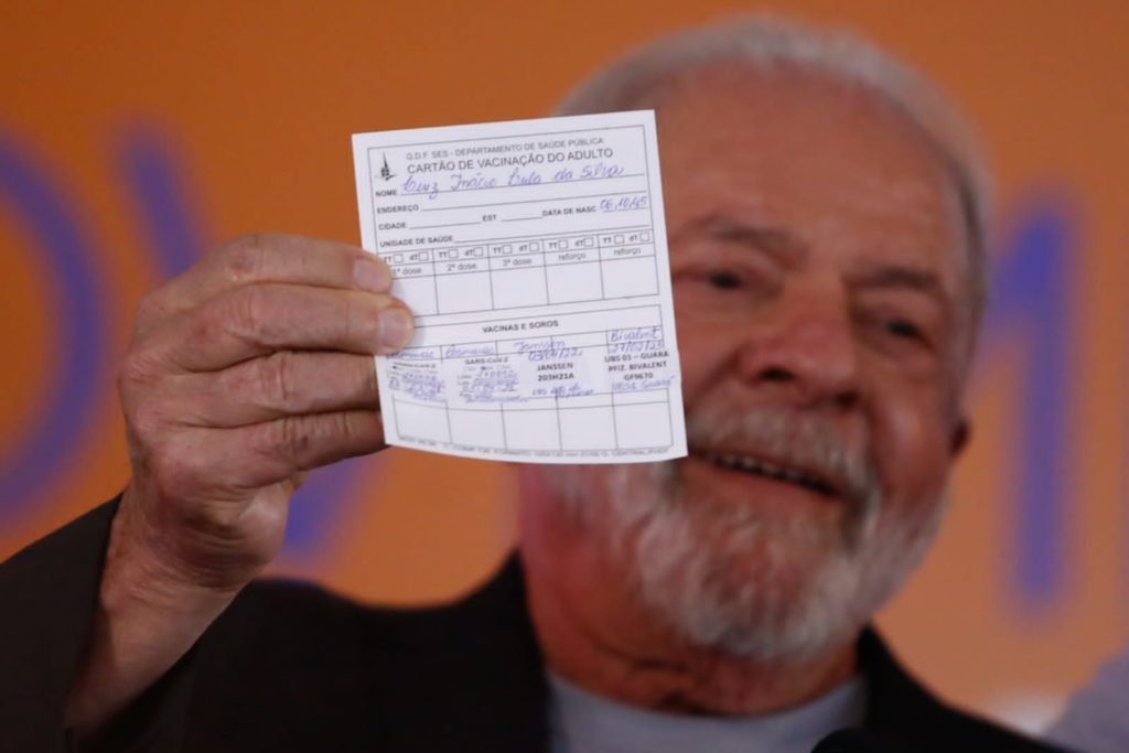 Presidente Lula mostra o cartão de vacinação - metrópoles