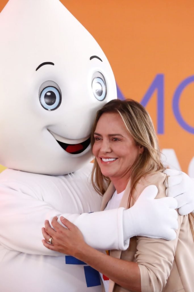 Governadora em exercício Celina Leão abraça o personagem Zé Gotinha - Metrópoles
