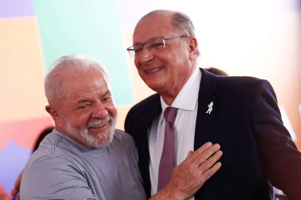 Presidente lula abraça o vice-presidente Geralfo Alckmin - Metrópoles
