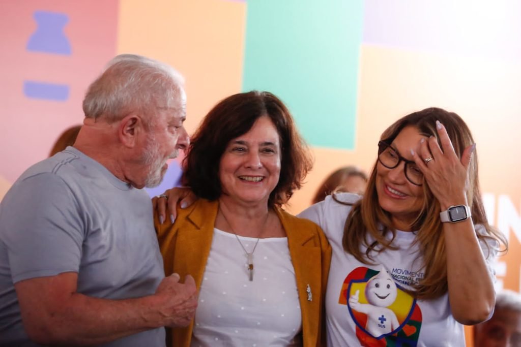 Presidente lula conversa com a ministra Nísia trindade e a primeira dama Janja - Metrópoles