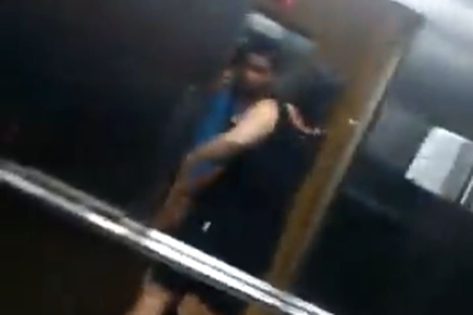 Imagem mostra mulher e entregador em um elevador por uma confusão com uma entrega - Metrópoles
