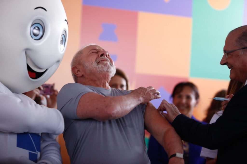 Vice-presidente Geraldo Alckmin aplica nova dose de vacina para CoViD-19 no presidente Lula durante evento de lançamento do Movimento Nacional Pela Vacinação