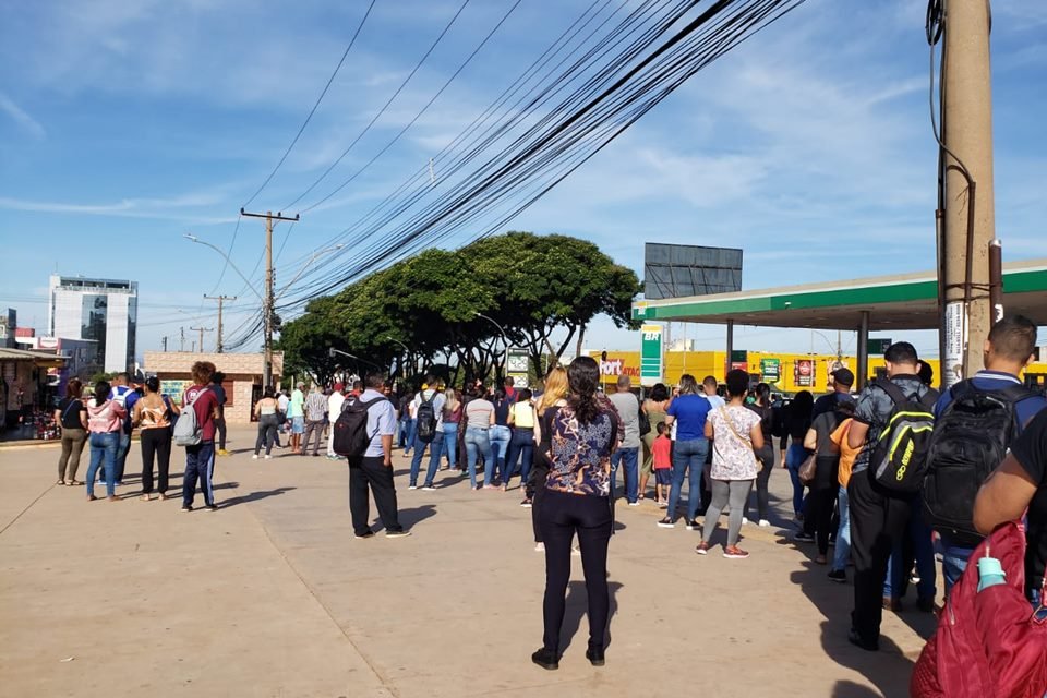 Imagem colorida mostra dezenas de pessoas em parada de ônibus por causa de defeito no metrô - Metrópoles