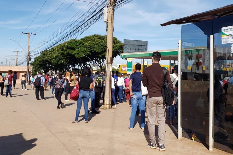 Imagem colorida mostra dezenas de pessoas em parada de ônibus por causa de defeito no metrô - Metrópoles