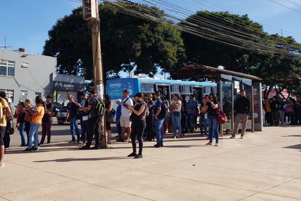 Imagem colorida mostra dezenas de pessoas em parada de ônibus por causa de defeito no metrô - Metrópoles