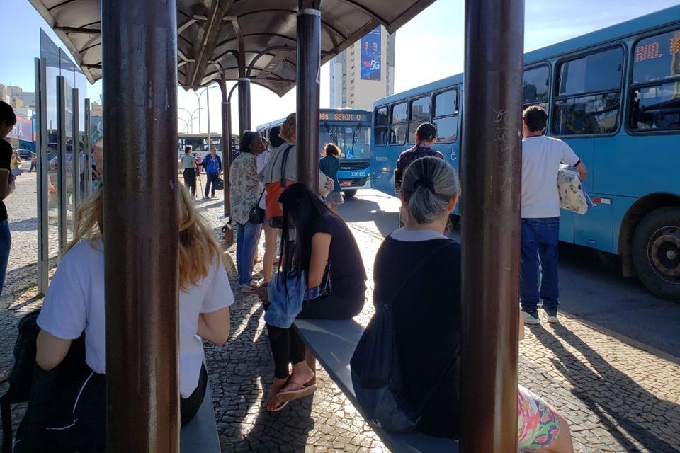 Imagem colorida mostra dezenas de pessoas em parada de ônibus por causa de defeito no metrô - Metrópoles