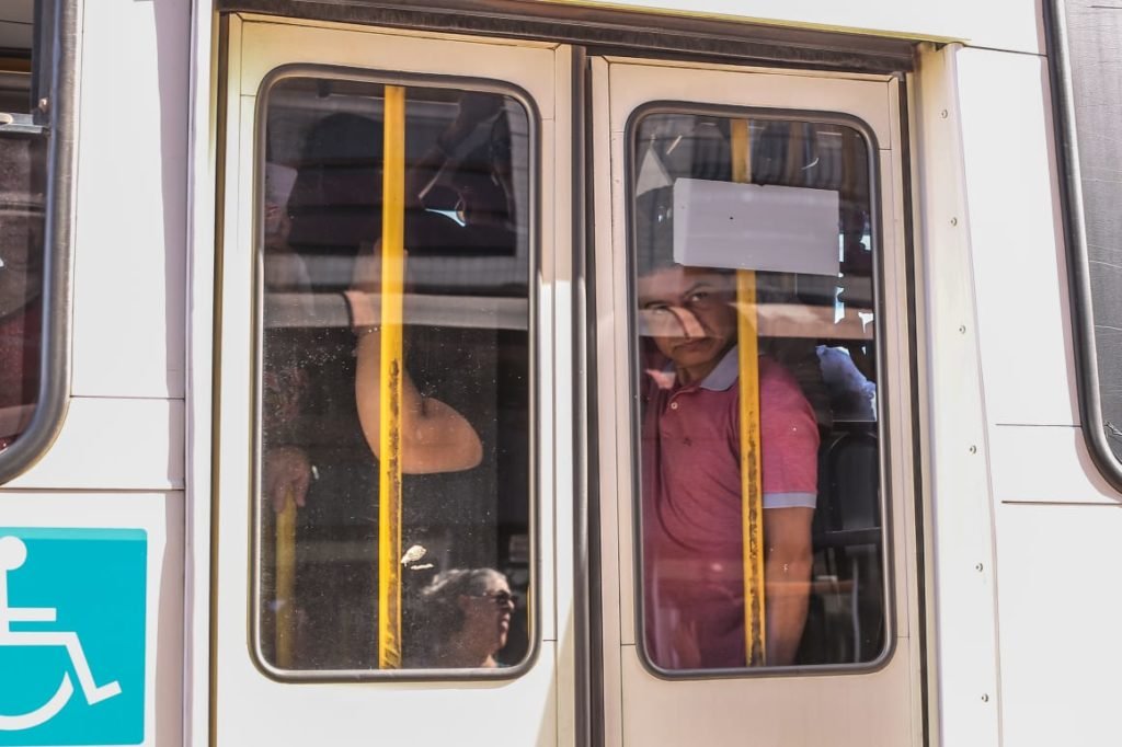 Passageiros em ônibus lotado