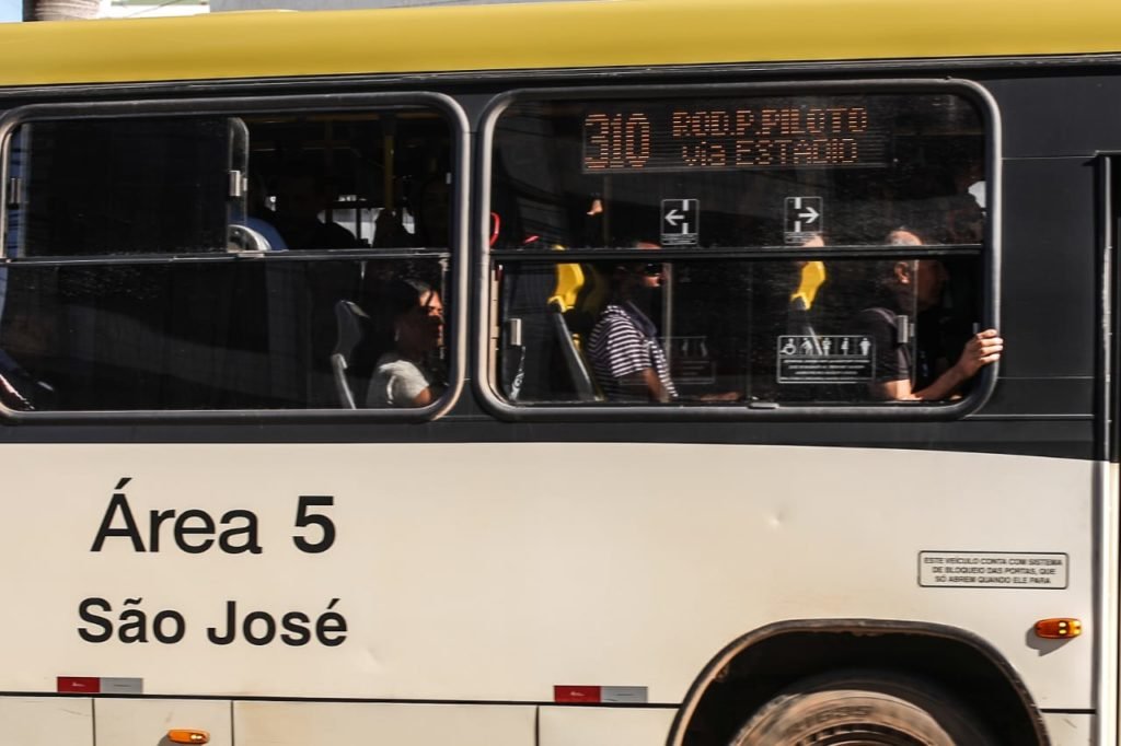 Passageiros em ônibus lotado