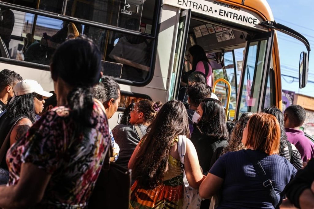 Fila para entrar em ônibus lotado