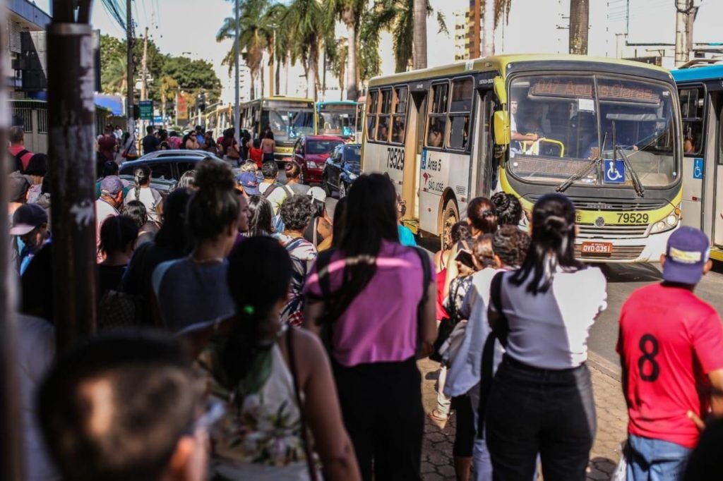 Filas em ponto de ônibus