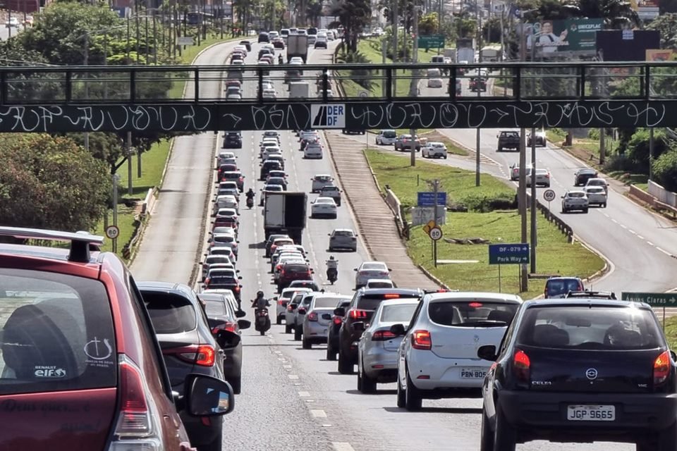 Trânsito intenso na Estrada Parque Taguatinga (EPTG), devido a fechamento do metrô no DF