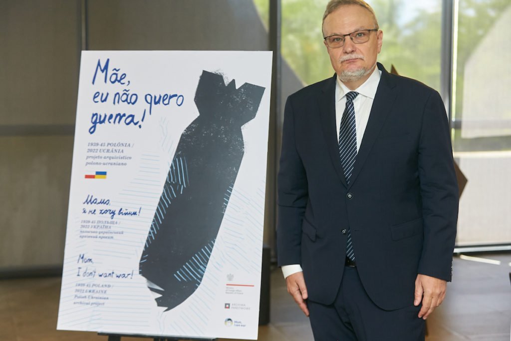 Embaixador da Polônia recebe convidados em exposição sobre guerra