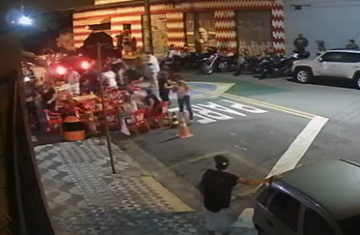 Vídeo: homem atropela 3 pessoas após discussão por causa de cachorro