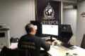 Policial Federal diante de símbolo da interpol - brasileiros - brasil - portugal - metrópoles
