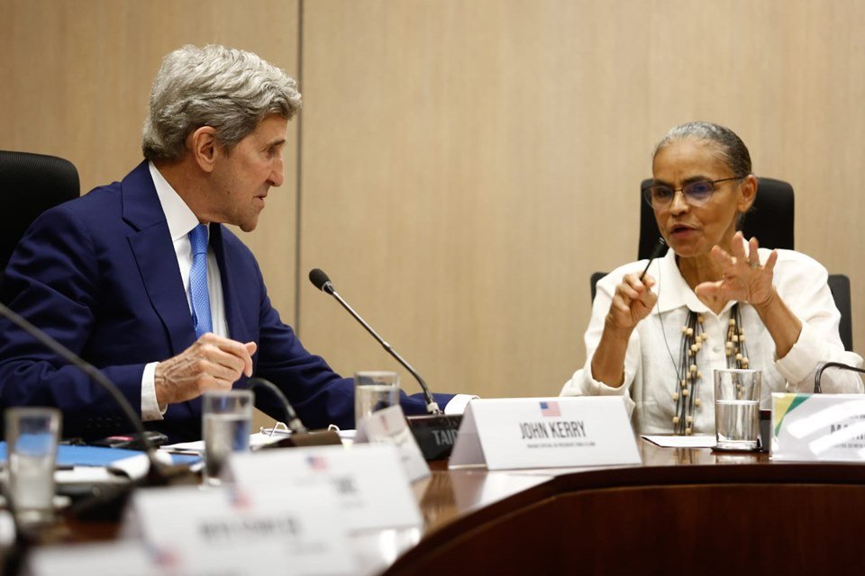 Imagem colorida de reunião entre John Kerry e Marina Silva