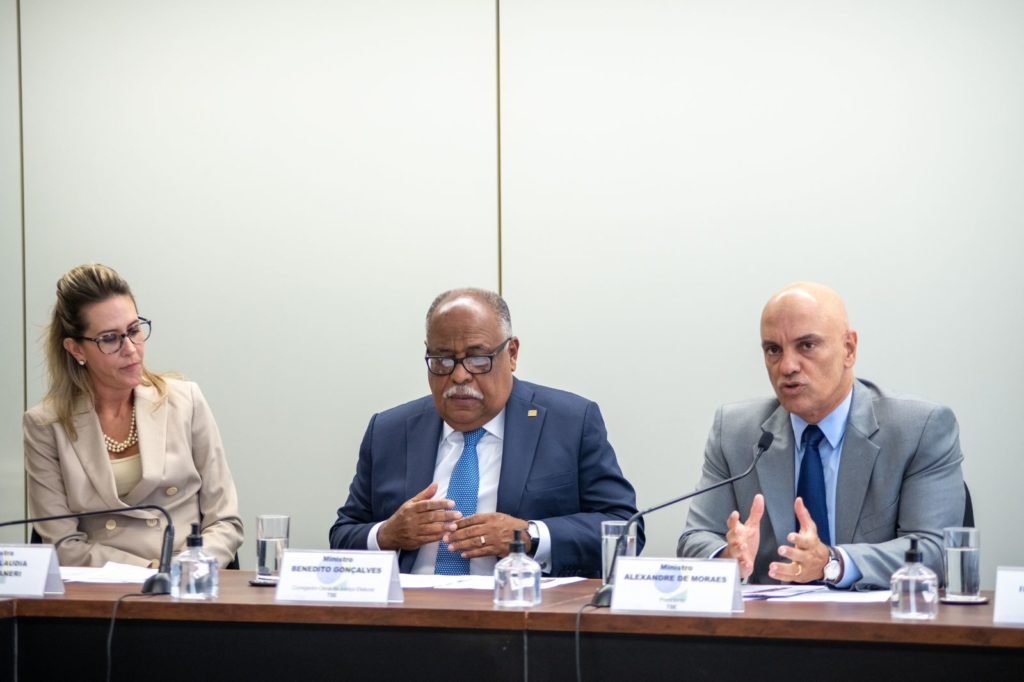 O ministro Alexandre de Moraes se reúne com representantes de plataformas nessa, quarta (1/3) para tratar sobre o programa de combate à desinformação do TSE.