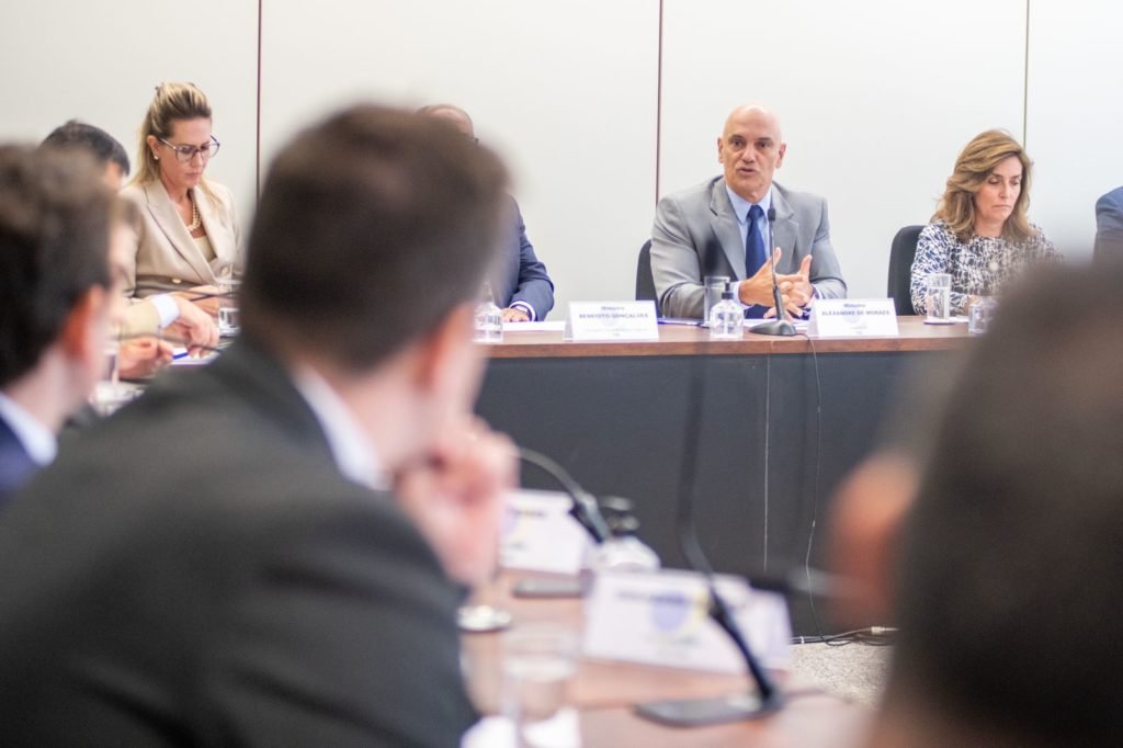 O ministro Alexandre de Moraes se reúne com representantes de plataformas nessa, quarta (1/3) para tratar sobre o programa de combate à desinformação do TSE.