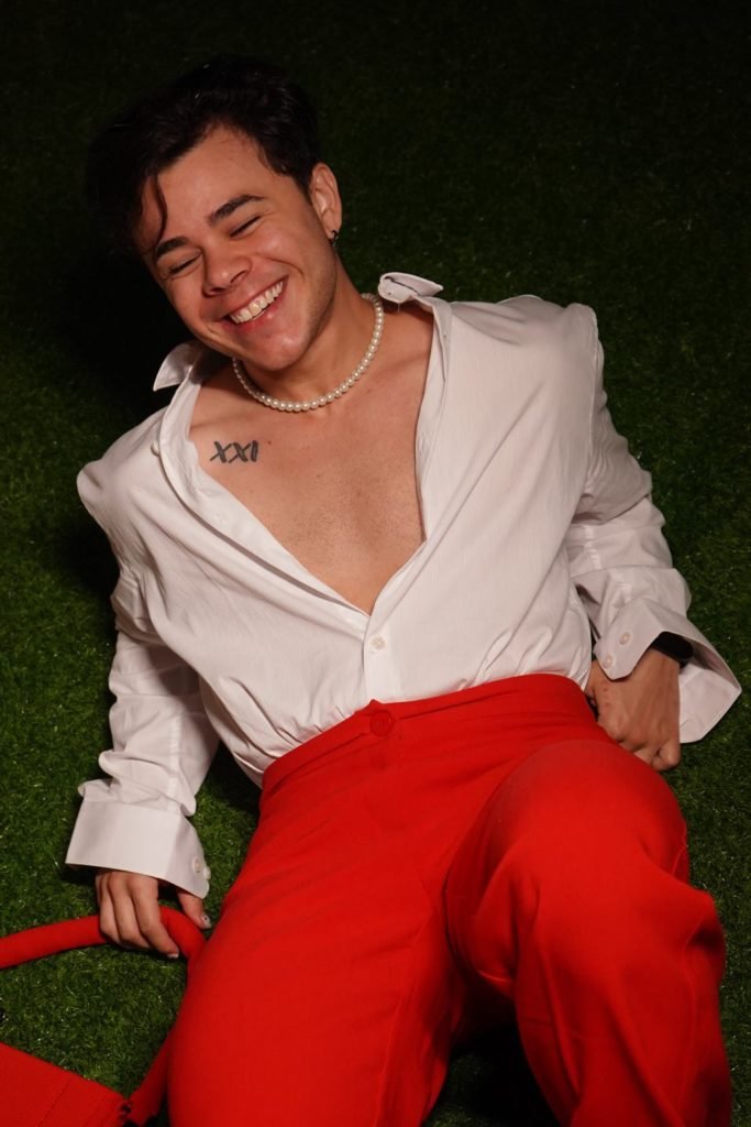 Foto colorida de Dante Olivier, ator trans e fã de Harry Potter - Metrópoles