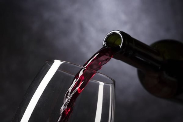 Foto ilustrativa de uma garrafa de vinho - Metrópoles