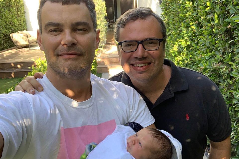 Carmo Dalla Vecchia poses with João Emanuel Carneiro and his son - Metropolis
