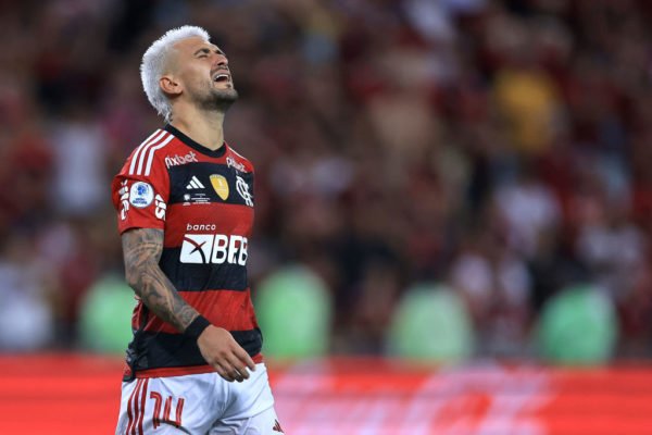 Arrascaeta após perder pênalti pelo Flamengo - Metrópoles