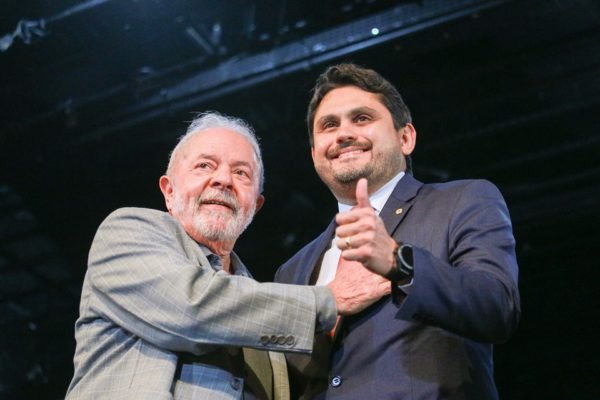 Imagem colorida do presidente Lula e Juscelino Filho, ministro das Comunicações