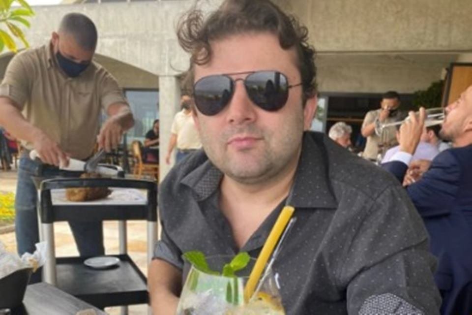 Foto colorida de Bruno C&eacute;sar Roxo Ferreira com &oacute;culos escuro - Metr&oacute;poles