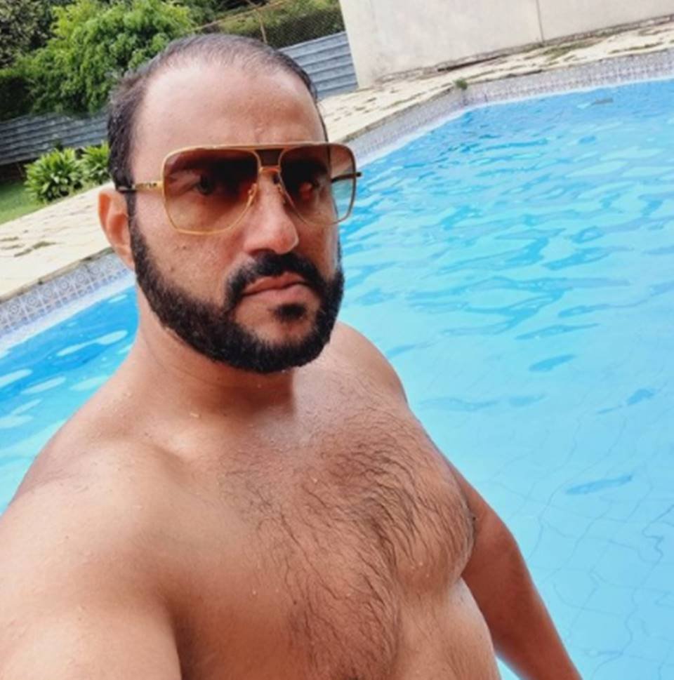 Homem na piscina