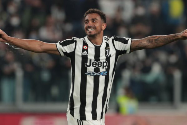 Lateral Danilo festeja conquista na Juve e soma 21 títulos na carreira