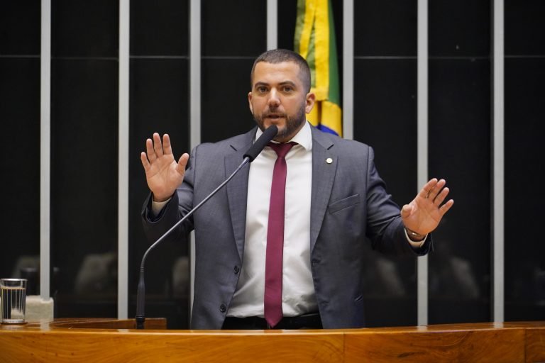 imagem colorida mostra deputado Carlos Jordy - Metrópoles