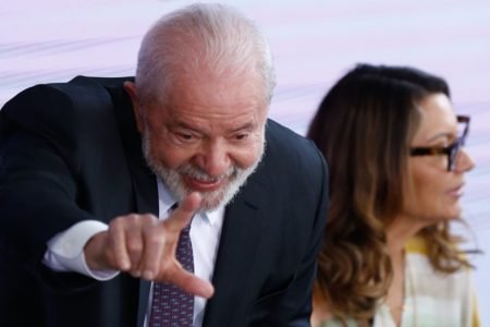 Imagem colorida mostra Lula fazendo o L em evento de lançamento do novo Bolsa Família - Metrópoles